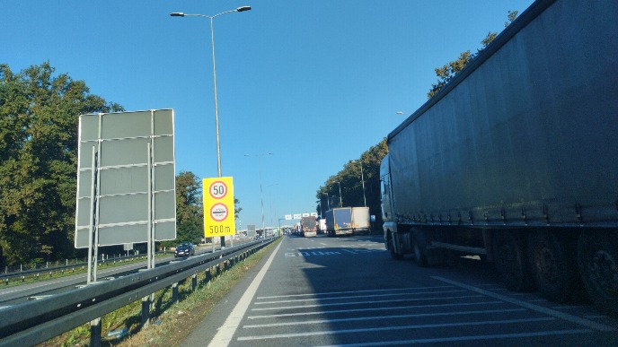 Kamioni na Batrovcima tri sata